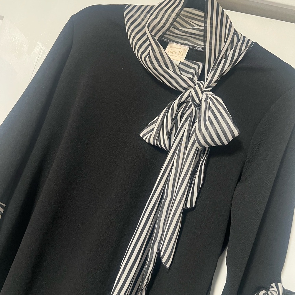 Zadie B’s Black and White Long Sleeve Tie Front Tunic